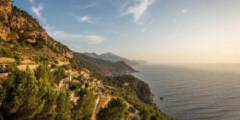 海外奢侈品购物渠道全解析：官网、百货公司、奥特莱斯与买手店，哪里才是你的圣罗莎市场？